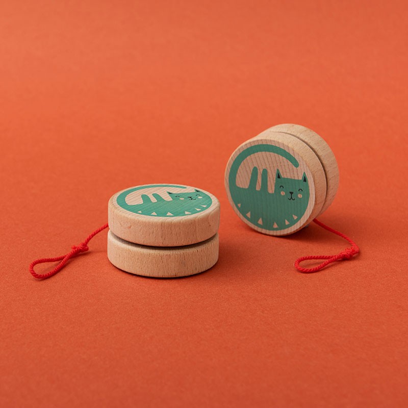 Ioio de fusta de faig fet a Barcelona